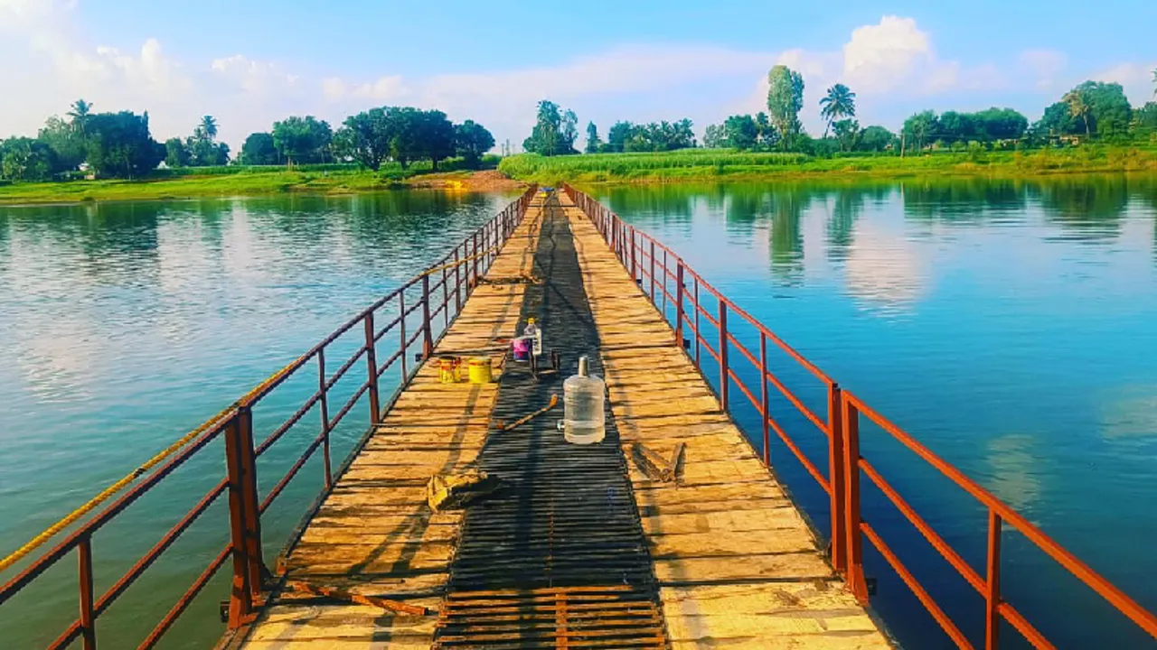 25 ವರ್ಷಗಳಿಂದ ಬೇಡಿಕೆಗೆ ಸ್ಪಂದಿಸದ ಸರ್ಕಾರ ಮತ್ತು ಅಧಿಕಾರಿಗಳು.. ಊರಿಗೆ ತಾವೇ ತೇಲುವ ಸೇತುವೆ ನಿರ್ಮಿಸಿದ ರೈತರು