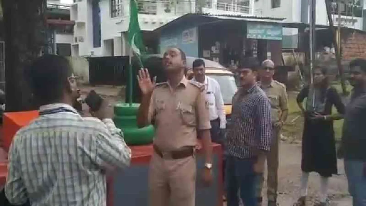 ಗಣಪತಿ ಕಟ್ಟೆಯಲ್ಲಿ ಹಸಿರು ಬಾವುಟ ಇಟ್ಟಿದ್ದ ಕಿಡಿಗೇಡಿಗಳು, ನಿರ್ಲಕ್ಷ್ಯ ವಹಿಸಿದ PDOಗೆ ಇನ್​ಸ್ಪೆಕ್ಟರ್ ಏಕವಚನದಲ್ಲೇ ತರಾಟೆ