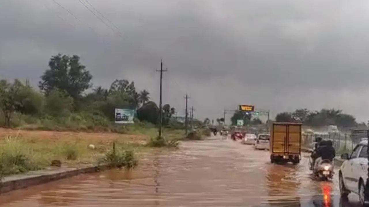 ಜೋರು ಮಳೆ.. ಬೆಂಗಳೂರು-ಮೈಸೂರು ಹೆದ್ದಾರಿಯ ಸರ್ವೀಸ್ ರಸ್ತೆ ಜಲಾವೃತ..!