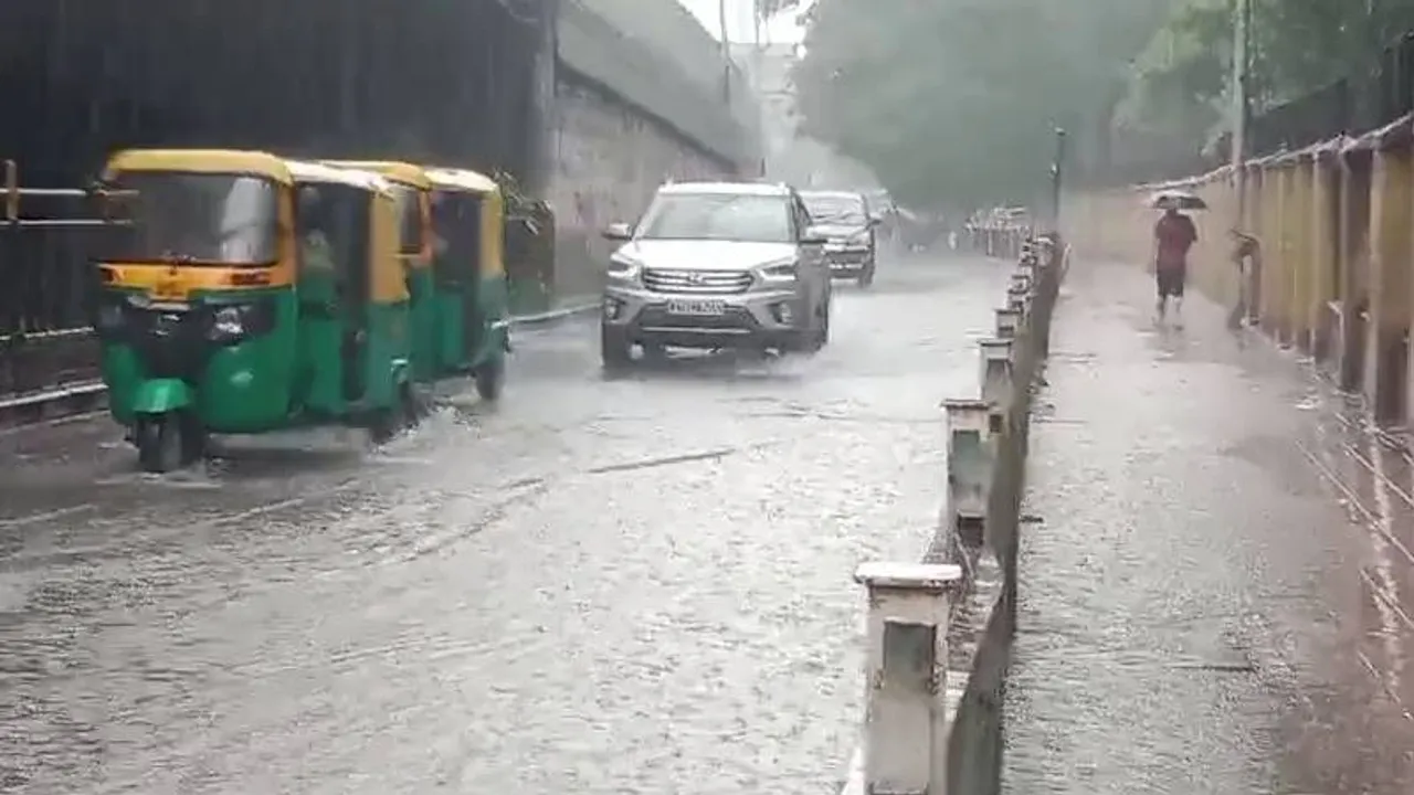 ಬೆಂಗಳೂರಲ್ಲಿ ಮತ್ತೆ ಮಳೆ, ಮಳೆ.. ಸ್ವಿಮ್ಮಿಂಗ್ ಪೂಲ್ ನಂತಾದ ರಸ್ತೆಗಳು; ಟ್ರಾಫಿಕ್ ಜಾಮ್ ಎಲ್ಲೆಲ್ಲಿ?