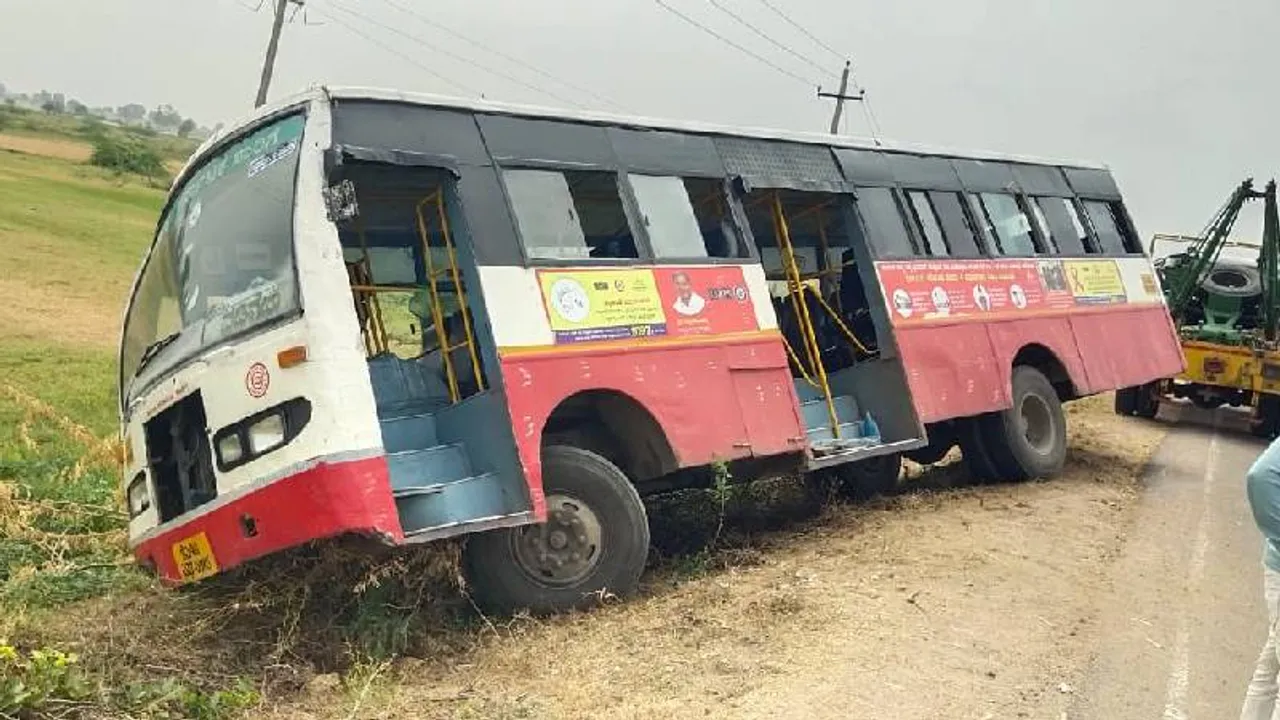 ಚಲಿಸುತ್ತಿದ್ದ ವೇಳೆ ಕಿತ್ತು ಬಂದ ಸ್ಟೇರಿಂಗ್​.. ಕಂದಕಕ್ಕೆ ಹೋಗಿ ಉರುಳಿದ ಸರ್ಕಾರಿ ಬಸ್​