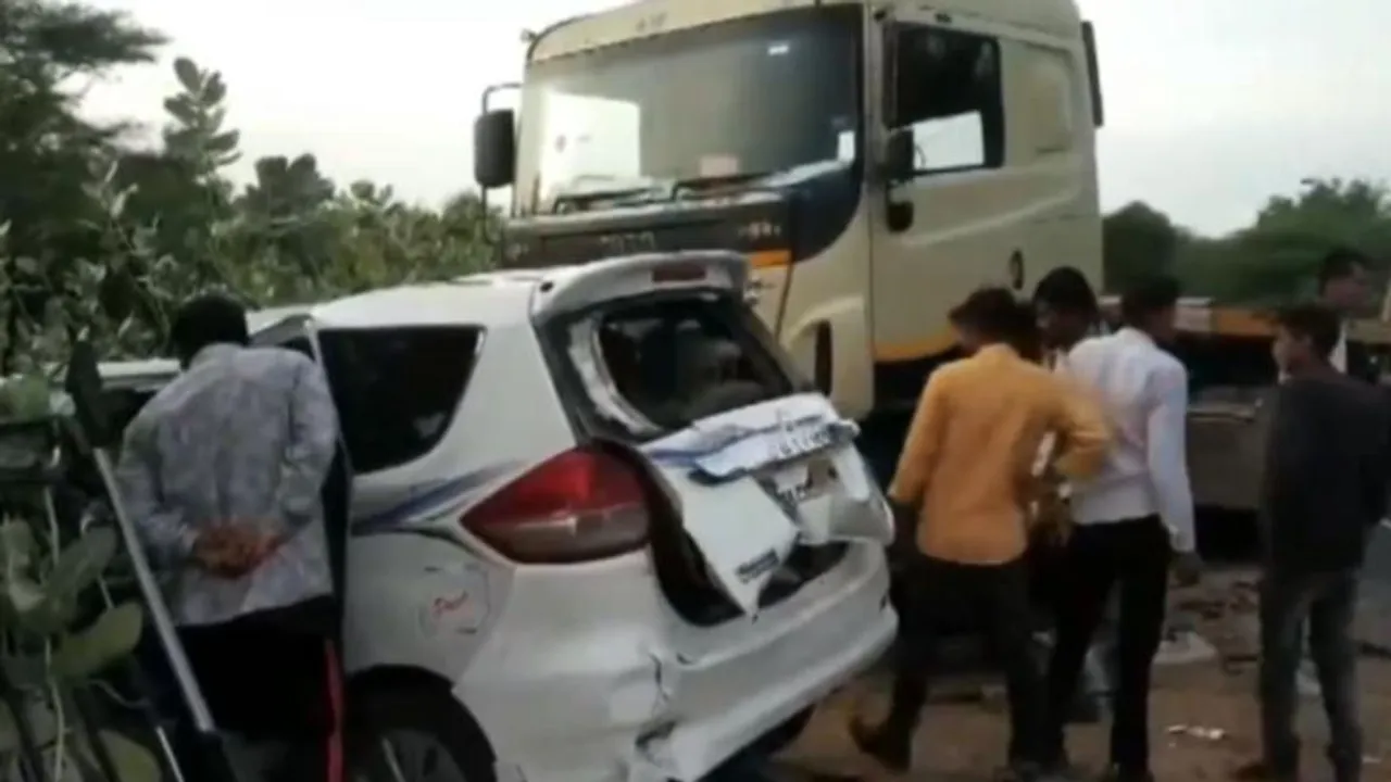 ಲಾರಿಗೆ ಭೀಕರವಾಗಿ ಡಿಕ್ಕಿ ಹೊಡೆದ ಕಾರು.. ಮೂವರು ಮಕ್ಕಳು ಸೇರಿ 6 ಜನ ಸ್ಥಳದಲ್ಲೇ ಸಾವು