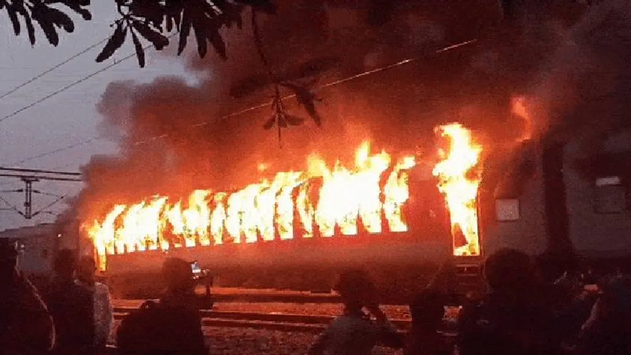 Train Fire: ಪ್ರಯಾಣಿಕರಿದ್ದ ರೈಲಿನಲ್ಲಿ ಮತ್ತೊಂದು ಬೆಂಕಿ ಅನಾಹುತ; 19 ಮಂದಿಗೆ ಸುಟ್ಟ ಗಾಯ