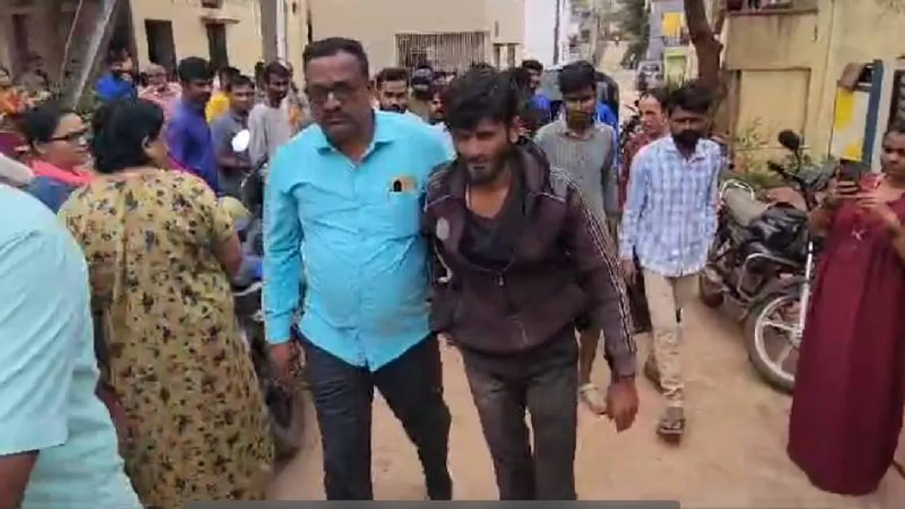 ಮಹಿಳೆ ಸ್ನಾನ ಮಾಡುವ ವಿಡಿಯೋ ಚಿತ್ರೀಕರಿಸಿದ ವ್ಯಕ್ತಿ.. ಕಾಮುಕನನ್ನು ಕಂಬಕ್ಕೆ ಕಟ್ಟಿ ಥಳಿಸಿದ ಸಾರ್ವಜನಿಕರು 