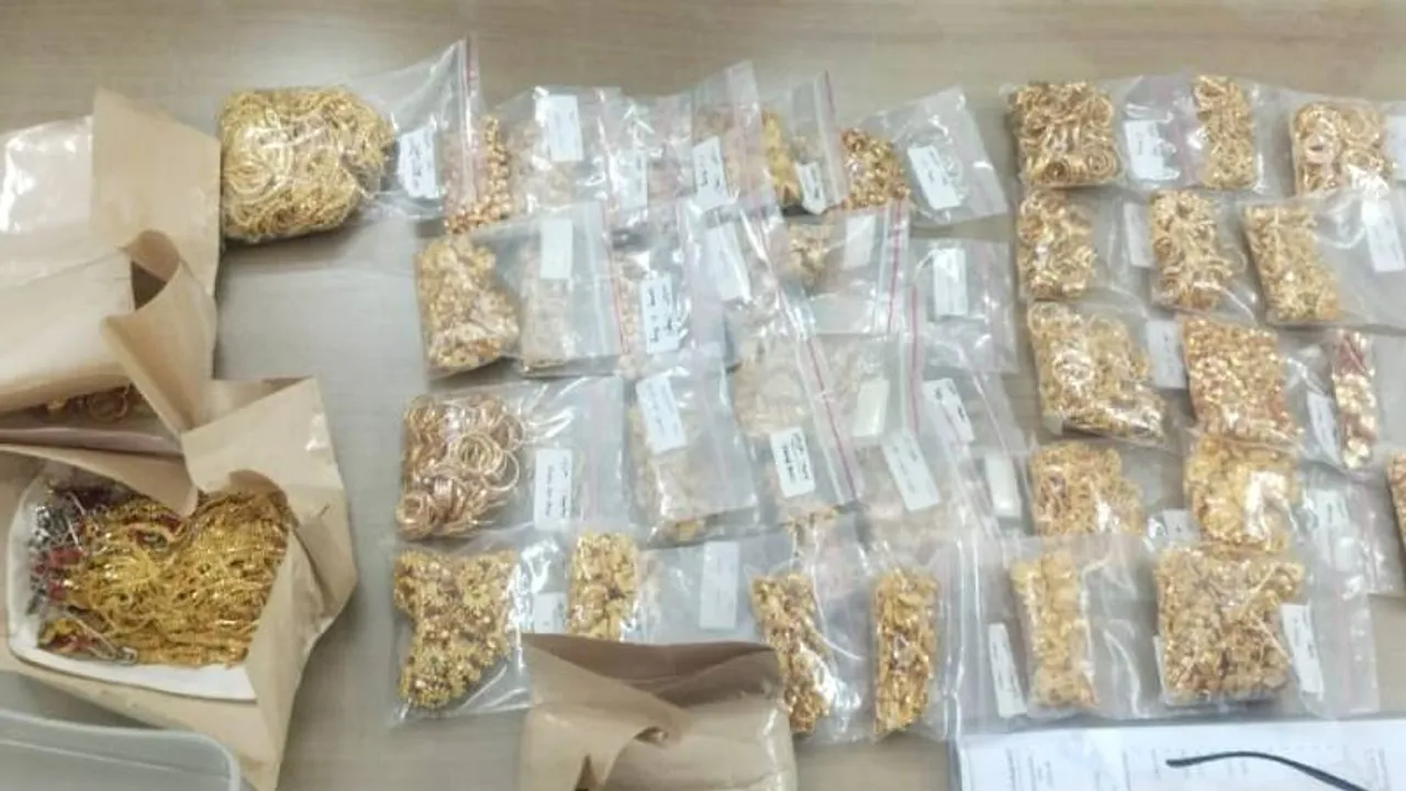 ಚುನಾವಣೆ ಸಮಯದಲ್ಲಿ 5kg ಚಿನ್ನ ಅಕ್ರಮ ಸಾಗಾಟ.. 3 ಕೋಟಿಗೂ ಅಧಿಕ ಮೌಲ್ಯದ ಗೋಲ್ಡ್​ ಜೊತೆಗೆ ಸಿಕ್ಕಿಬಿದ್ದ ವ್ಯಕ್ತಿ
