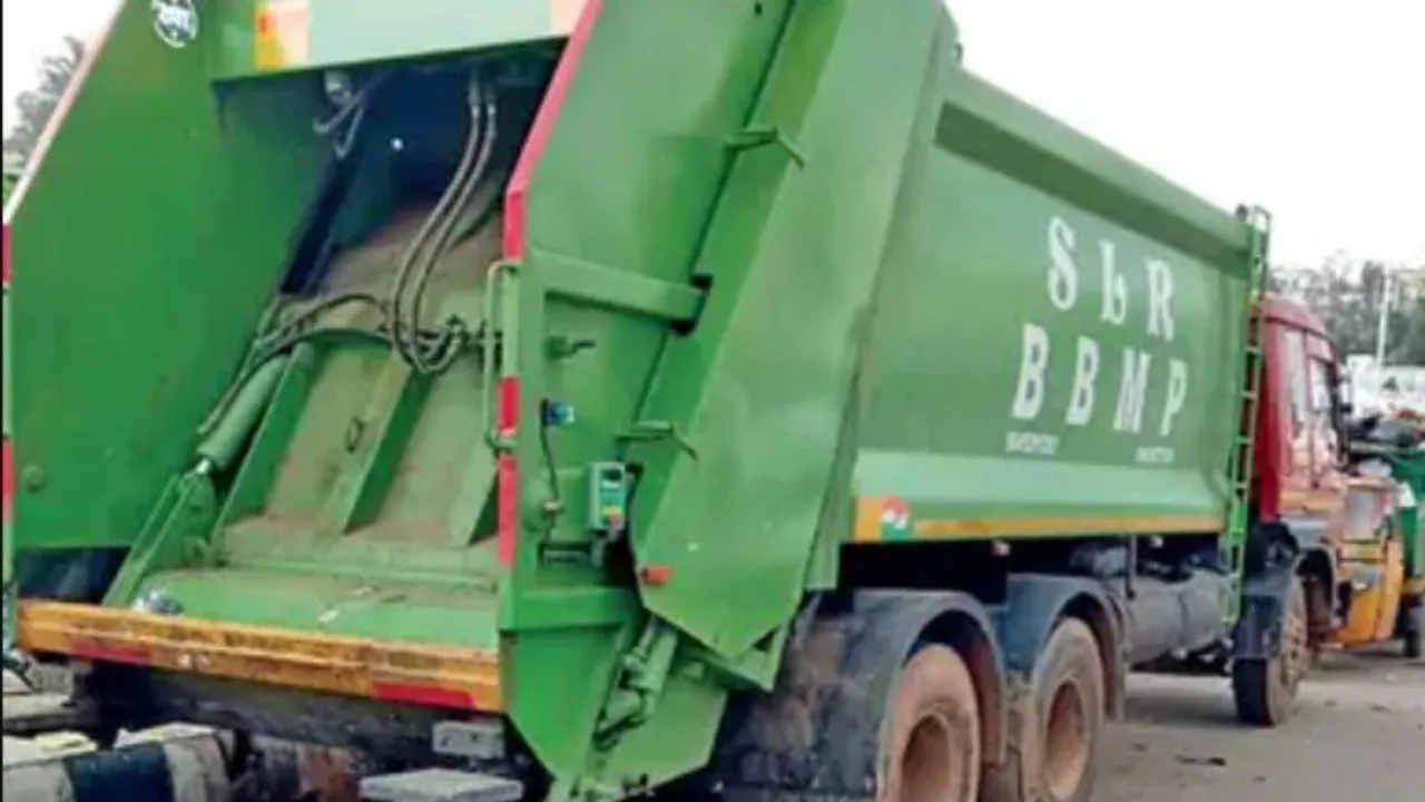 ನಿಂತಿದ್ದ ಕಸದ ಲಾರಿಗೆ ಭಯಾನಕವಾಗಿ ಡಿಕ್ಕಿ ಹೊಡೆದ ಕಾರು.. ಸ್ಥಳದಲ್ಲೇ ಟೆಕ್ಕಿ ಸಾವು, ನಾಲ್ವರು ಗಂಭೀರ