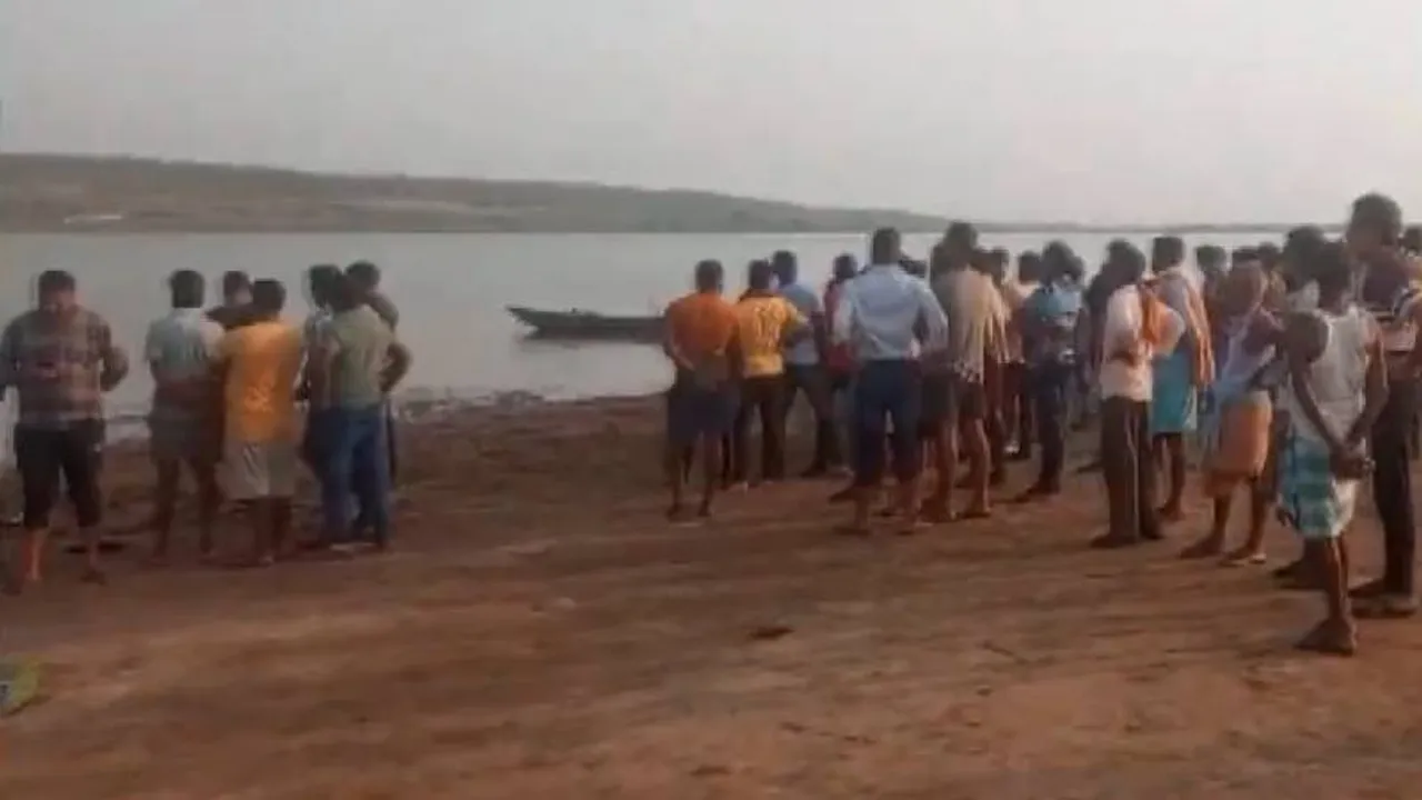 50 ಮಂದಿ ಸಂಚರಿಸುತ್ತಿದ್ದ ದೋಣಿ ಪಲ್ಟಿ; ಇಬ್ಬರು ಸಾವು, 7 ಮಂದಿ ನಾಪತ್ತೆ 