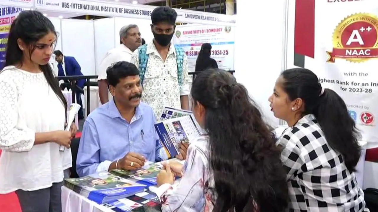 ಕರ್ನಾಟಕದ ಅತಿದೊಡ್ಡ ಎಜುಕೇಷನಲ್​ ಎಕ್ಸ್​ಪೋ; ವಿದ್ಯಾರ್ಥಿಗಳು, ಪೋಷಕರಿಂದ ಉತ್ತಮ ರೆಸ್ಪಾನ್ಸ್!​