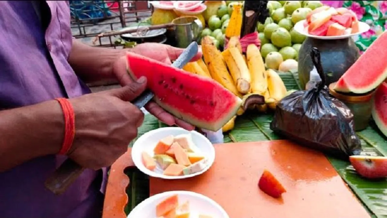 ಬೀದಿ ಬದಿ ಕಟ್​ ಮಾಡಿಟ್ಟ ಹಣ್ಣು ತಿನ್ನೋರೇ ಎಚ್ಚರ! ಸಾರ್ವಜನಿಕರು ಓದಲೇಬೇಕಾದ ಸ್ಟೋರಿ