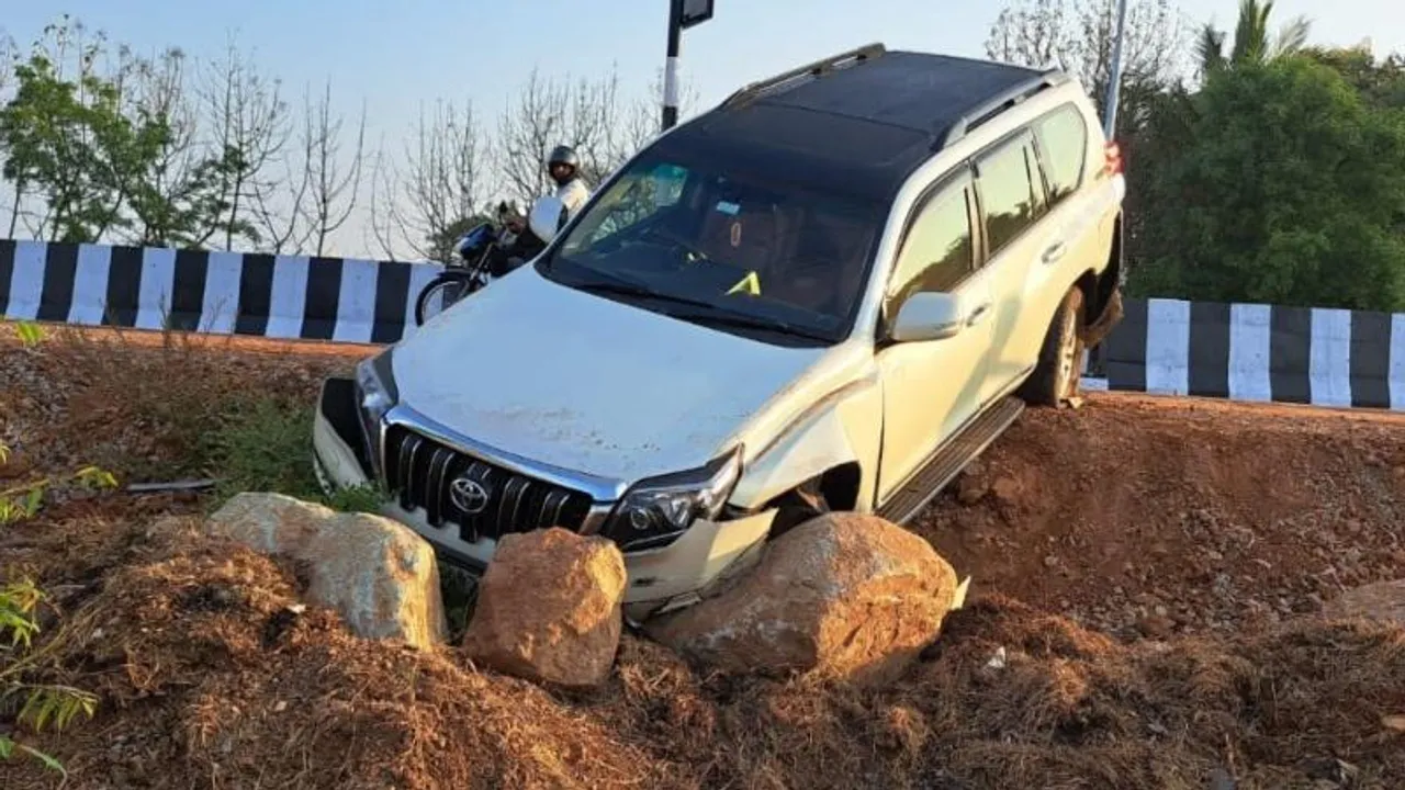 ಕಾಂಗ್ರೆಸ್​ ಶಾಸಕ ಎ.ಆರ್.ಕೃಷ್ಣಮೂರ್ತಿ ಪ್ರಯಾಣಿಸುತ್ತಿದ್ದ ಕಾರು ಅಪಘಾತ