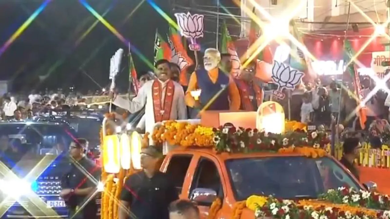 ಮೋದಿ ರೋಡ್​​ ಶೋ ವೇಳೆ ಏಕಾಏಕಿ ಕುಸಿದ ವೇದಿಕೆ.. ಹಲವರಿಗೆ ಗಾಯ