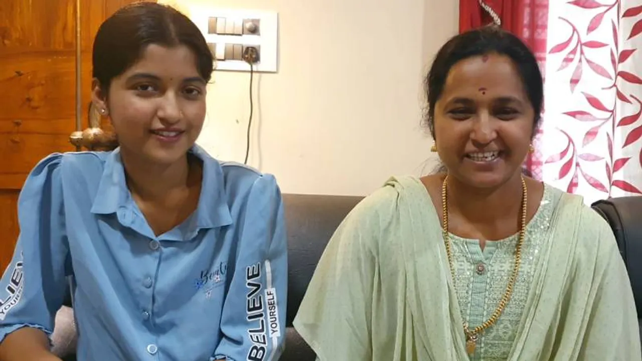 ಪಿಯುಸಿ ಪರೀಕ್ಷೆಯಲ್ಲಿ ಅಮ್ಮ-ಮಗಳ ಸಾಧನೆ; ಮಗಳು ಡಿಸ್ಟಿಂಕ್ಷನ್, ತಾಯಿಗೆ ಬಂದ ಮಾರ್ಕ್ಸ್‌ ಎಷ್ಟು?