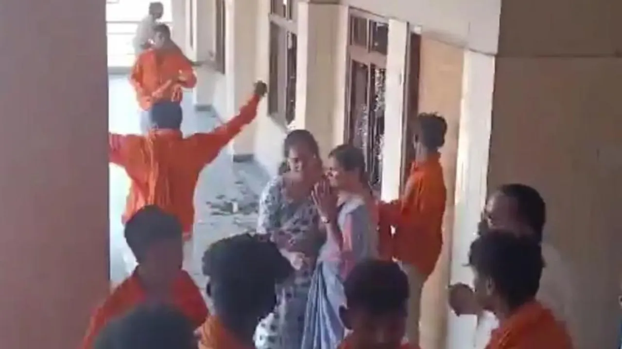 ವಿದ್ಯಾರ್ಥಿಗಳು ಕೇಸರಿ ವಸ್ತ್ರ ಹಾಕೊಂಡು ಬಂದಿದ್ಕೆ ಪ್ರಿನ್ಸಿಪಾಲ್ ಗರಂ, ಮದರ್ ತೆರೆಸಾ ಸ್ಕೂಲ್​ನಲ್ಲಿ ಭಾರೀ ಗಲಾಟೆ