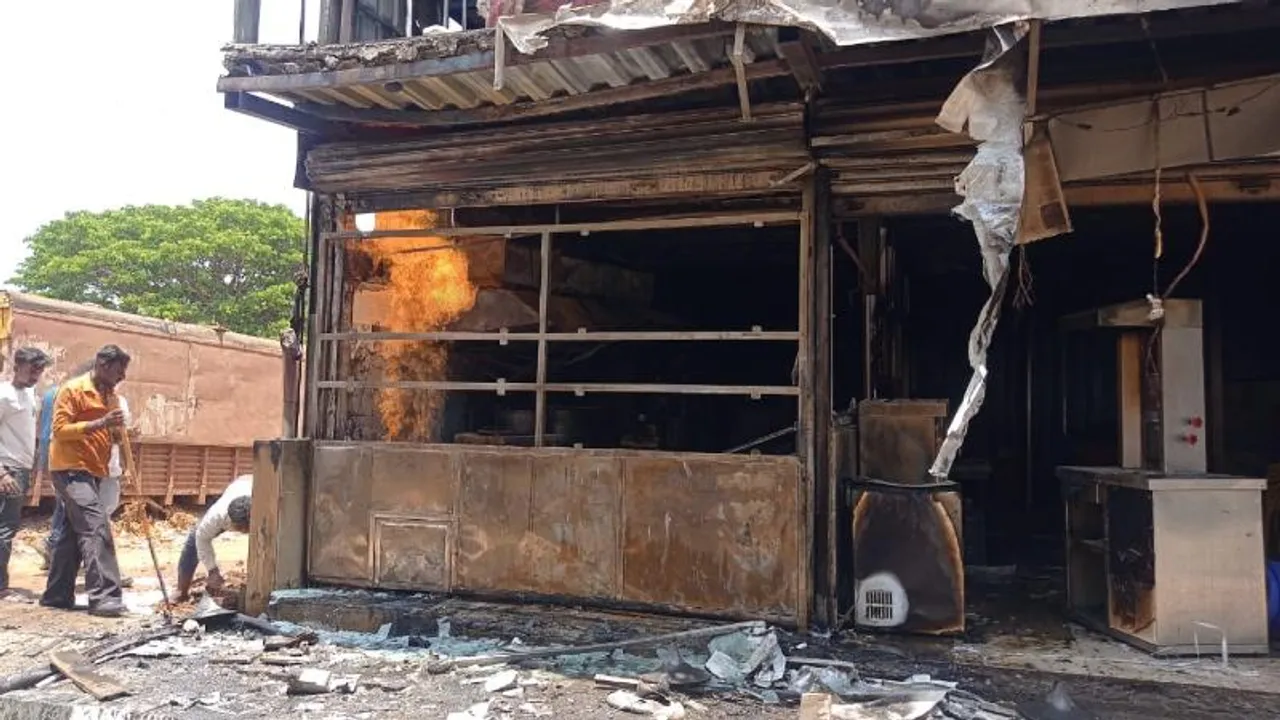 ಜನಪ್ರಿಯ ಬಿರಿಯಾನಿ ಹೌಸ್ ಹೋಟೆಲ್​​ಗೆ ಬೆಂಕಿ.. ಮಾಲೀಕನಿಗೆ ಲಕ್ಷ, ಲಕ್ಷ ರೂಪಾಯಿ ನಷ್ಟ
