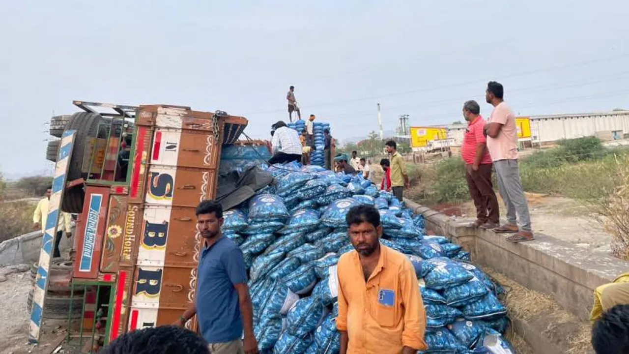 ಚಾಲಕನ ನಿಯಂತ್ರಣ ತಪ್ಪಿ ಪಲ್ಟಿ ಹೊಡೆದ ಅಕ್ಕಿ ತುಂಬಿದ ಲಾರಿ.. ಹಳ್ಳಕ್ಕೆ ಚೆಲ್ಲಿದ ಮೂಟೆ.. ಚಾಲಕನ ಸ್ಥಿತಿ?