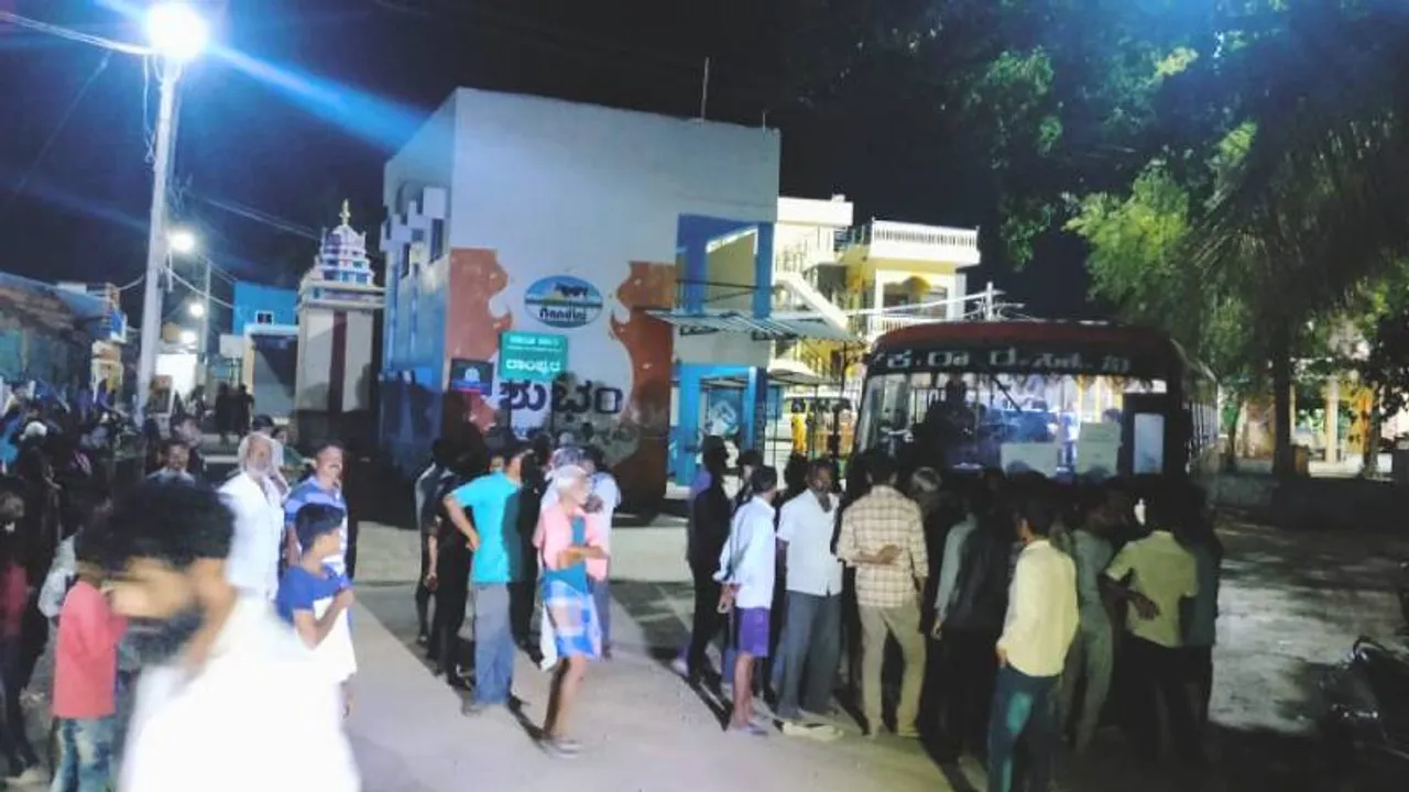 ಬೆಂಗಳೂರು ಗ್ರಾಮಾಂತರ: ಅನುಮಾನ ಮೂಡಿಸಿದ ಮತದಾನ ಪ್ರಕ್ರಿಯೆ; ಮತಯಂತ್ರವನ್ನ ಕಾರಲ್ಲಿ ತೆಗದುಕೊಂಡು ಹೋಗಿದ್ದೇಕೆ?