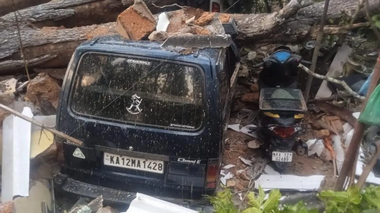 ಕೊಡಗಿನಲ್ಲಿ ಭಾರೀ ಮಳೆಗೆ ಅನಾಹುತ; ಮನೆ ಮೇಲೆ ಬೃಹತ್ ಮರ ಬಿದ್ದು ಮಹಿಳೆ ಸ್ಥಿತಿ ಗಂಭೀರ
