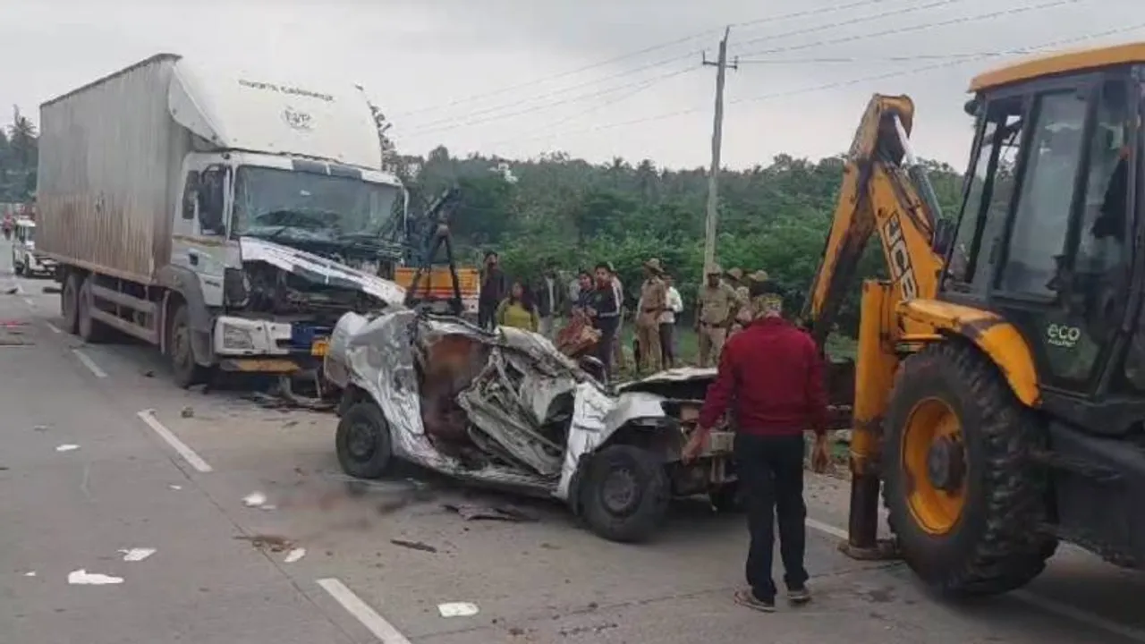 ಬೆಳ್ಳಂ ಬೆಳಗ್ಗೆ ಕಾರು-ಟ್ರಕ್​ ಭೀಕರ ಅಪಘಾತ.. ಮಗು ಸೇರಿ ಆರು ಜನರ ದೇಹ ಛಿದ್ರ ಛಿದ್ರ