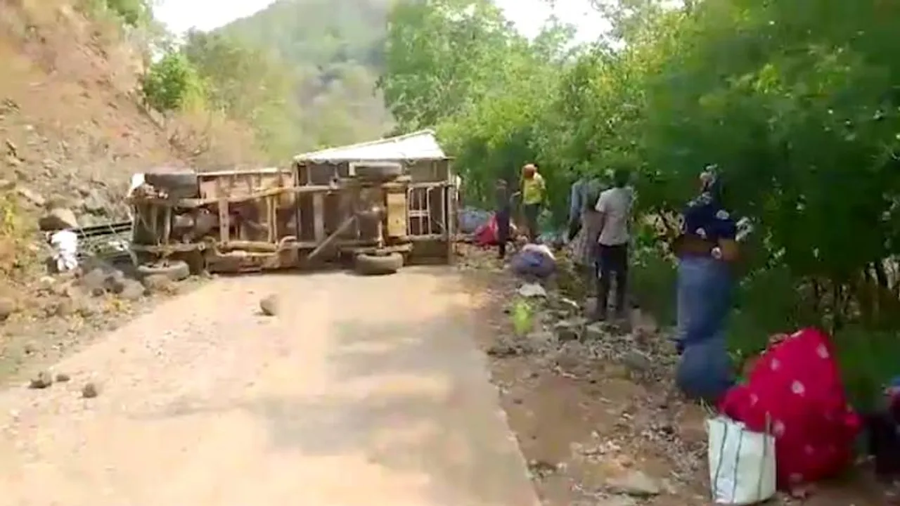 ಭೀಕರ ಅಪಘಾತ; ಕಣಿವೆಗೆ ಉರುಳಿ ಬಿದ್ದ ಗೂಡ್ಸ್​ ವಾಹನ; 18 ಜನರು ಸಾವು