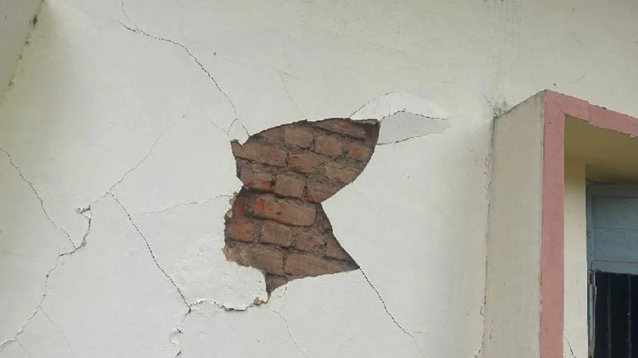 ಬೋರ್​ವೆಲ್ ಕೊರೆಯುವಾಗ ಬಿರುಕು ಬಿಟ್ಟ ಭೂಮಿ.. ಸರ್ಕಾರಿ ಕಾಲೇಜು ಕಟ್ಟಡಕ್ಕೆ ಡ್ಯಾಮೇಜ್ ಆರೋಪ