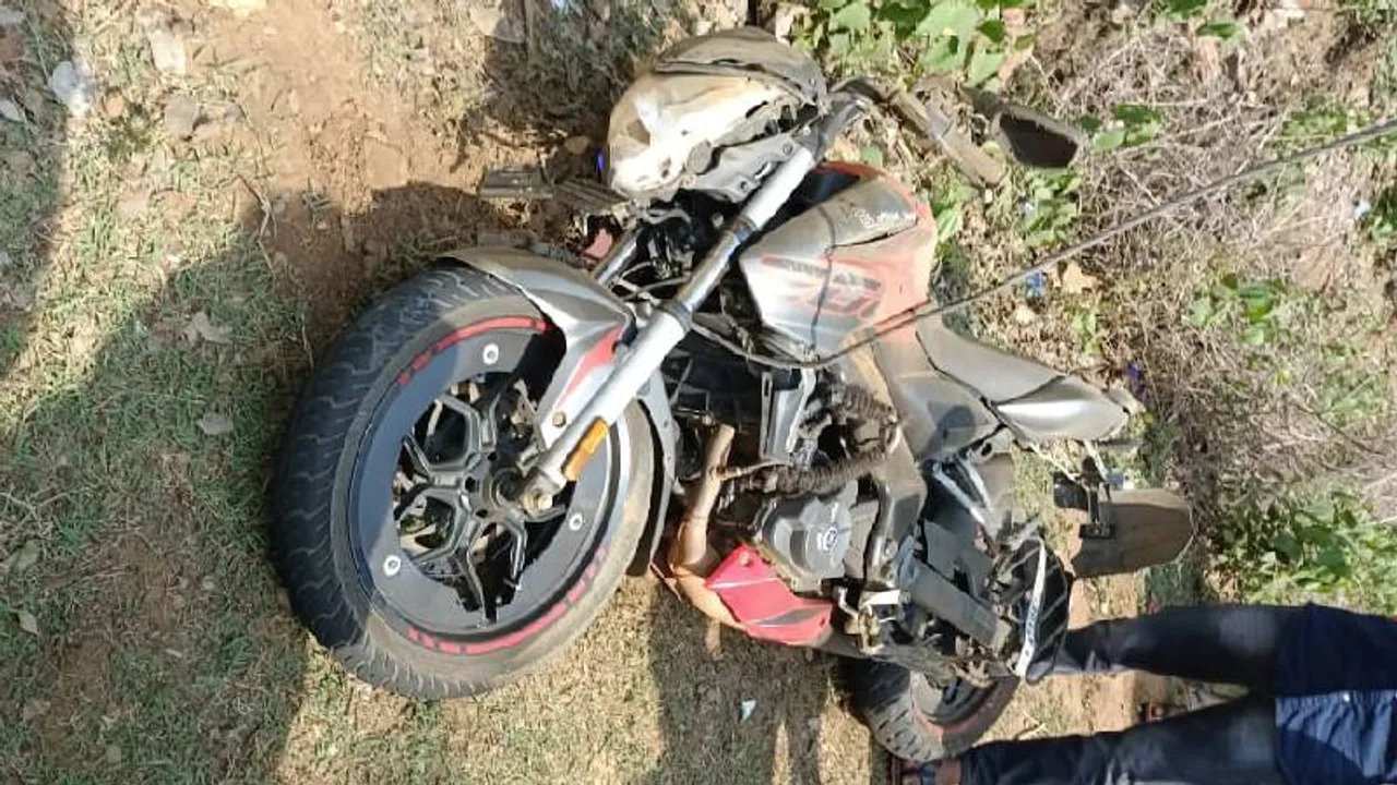 ವೇಗವಾಗಿ ಬಂದು ವಿದ್ಯುತ್​ ಕಂಬಕ್ಕೆ ಡಿಕ್ಕಿ ಹೊಡೆದ ಬೈಕ್​.. ಸವಾರರಿಬ್ಬರು ಸ್ಥಳದಲ್ಲೇ ಸಾವು