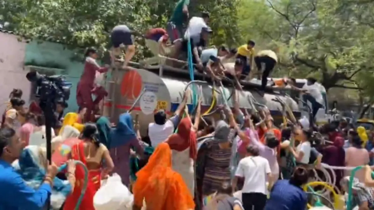 Video: ಹನಿ ಹನಿ ನೀರಿಗೂ ದೆಹಲಿಯಲ್ಲಿ ಹೋರಾಟ.. ವೈರಲ್ ಆಗಿರೋ ವಿಡಿಯೋ ನೋಡಿದ್ರೆ ಶಾಕ್ ಆಗೋದು ಪಕ್ಕಾ!