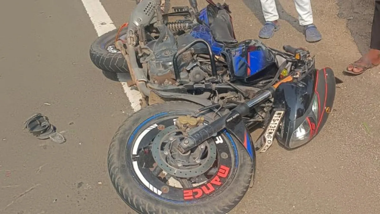 KKRTC ಬಸ್​- ಬೈಕ್ ಮಧ್ಯೆ ಭೀಕರ ಅಪಘಾತ.. ಸ್ಥಳದಲ್ಲೇ ಉಸಿರು ಚೆಲ್ಲಿದ ಮೂವರು ಯುವಕರು​