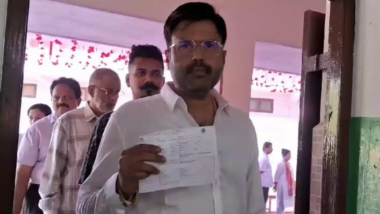 ವೋಟರ್​ ID ಕಾರ್ಡ್​ ತಂದಿಲ್ಲ.. ಮಾಜಿ ಸಚಿವರನ್ನ ವಾಪಸ್ ಕಳಿಸಿದ ಚುನಾವಣಾ ಸಿಬ್ಬಂದಿ