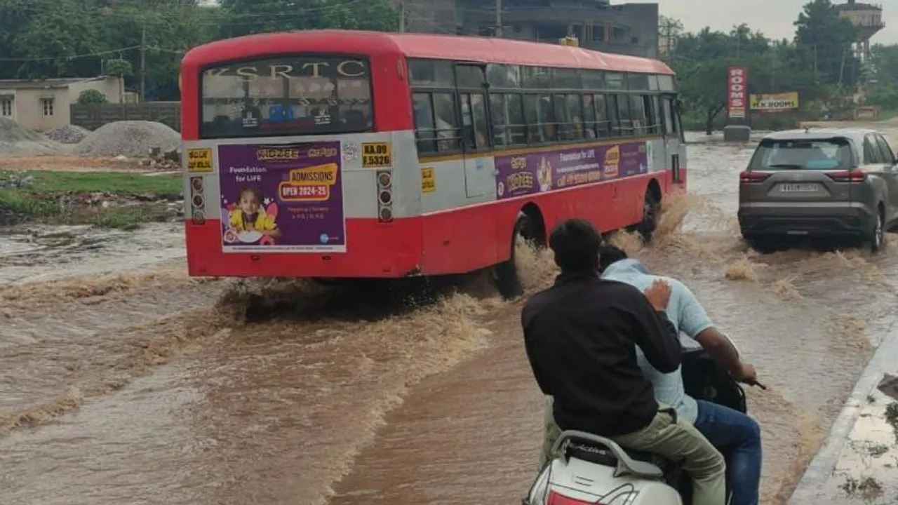 ಧಾರಾಕಾರ ಮಳೆ, ಮೈಸೂರು- ಬೆಂಗಳೂರು ಹೆದ್ದಾರಿಗೆ ಹರಿದು ಬಂದ ನೀರು.. ಕೆರೆಯಂತಾದ ಹೈವೇ