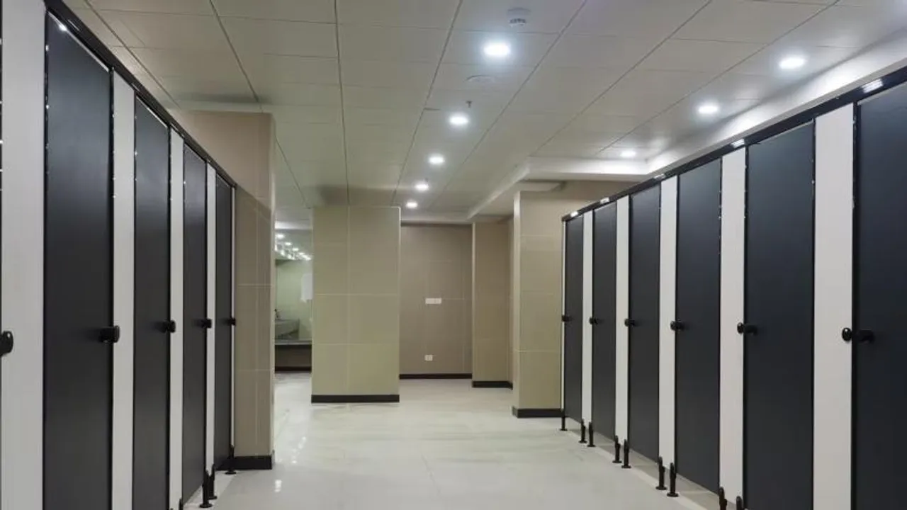 ಮೆಡಿಕಲ್ ಕಾಲೇಜಿನ ಲೇಡಿಸ್ ಟಾಯ್ಲೆಟ್​ನಲ್ಲಿ ಮೊಬೈಲ್ ಇಟ್ಟು ವಿಡಿಯೋ.. ಅಪ್ರಾಪ್ತ ಅರೆಸ್ಟ್​