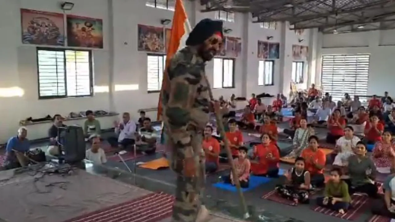 ತ್ರಿವರ್ಣ ಧ್ವಜ ಹಿಡಿದು ಉಸಿರು ಚೆಲ್ಲಿದ ಯೋಧ; ದೇಶಭಕ್ತಿ ಗೀತೆಗೆ ಡ್ಯಾನ್ಸ್​ ಮಾಡುವಾಗ ಸಾವು