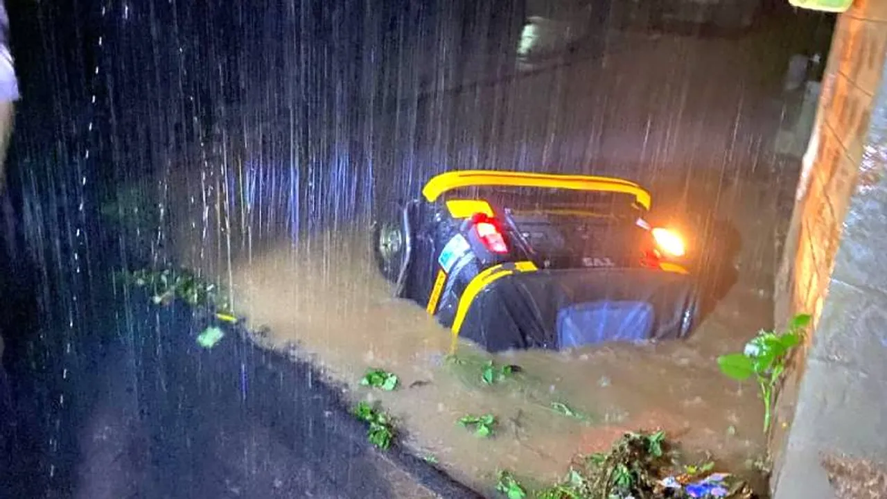 ಭಾರೀ ಮಳೆಗೆ ರಾಜಕಾಲುವೆಗೆ ಉರುಳಿ ಬಿದ್ದ ಆಟೋ.. ಡ್ರೈವರ್​ ಸಾವು