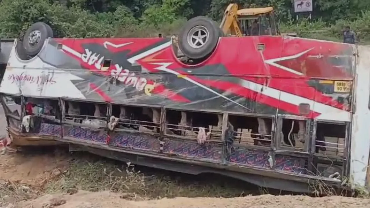 ಬ್ರೇಕ್ ಫೇಲ್ ಆಗಿ ಬಸ್‌ ಪಲ್ಟಿ.. ಹೊನ್ನಾವರ ಘಾಟಿ ಬಳಿ ಭೀಕರ ಅಪಘಾತ; 80 ಮಂದಿಯಲ್ಲಿ ಹಲವರ ಕೈ, ಕಾಲು ಕಟ್