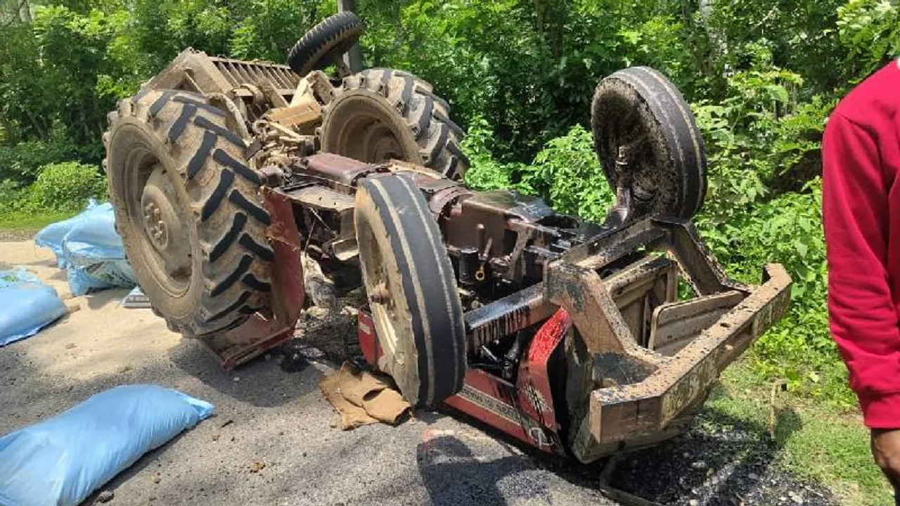 ಗೊಬ್ಬರ ಚೀಲ ತುಂಬಿಕೊಂಡು ಹೋಗುತ್ತಿದ್ದ ಟ್ರ್ಯಾಕ್ಟರ್ ಪಲ್ಟಿ.. ಓರ್ವ ಸಾವು, ಮತ್ತೋರ್ವ ಬಚಾವ್​
