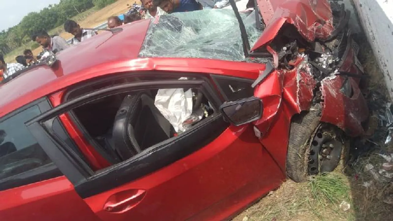 ಮಗಳನ್ನು ಶಾಲೆಗೆ ಬಿಡುವ ವೇಳೆ ಭೀಕರ ಅಪಘಾತ.. ಇಬ್ಬರು ಸಾವು, ಮೂವರು ಗಂಭೀರ