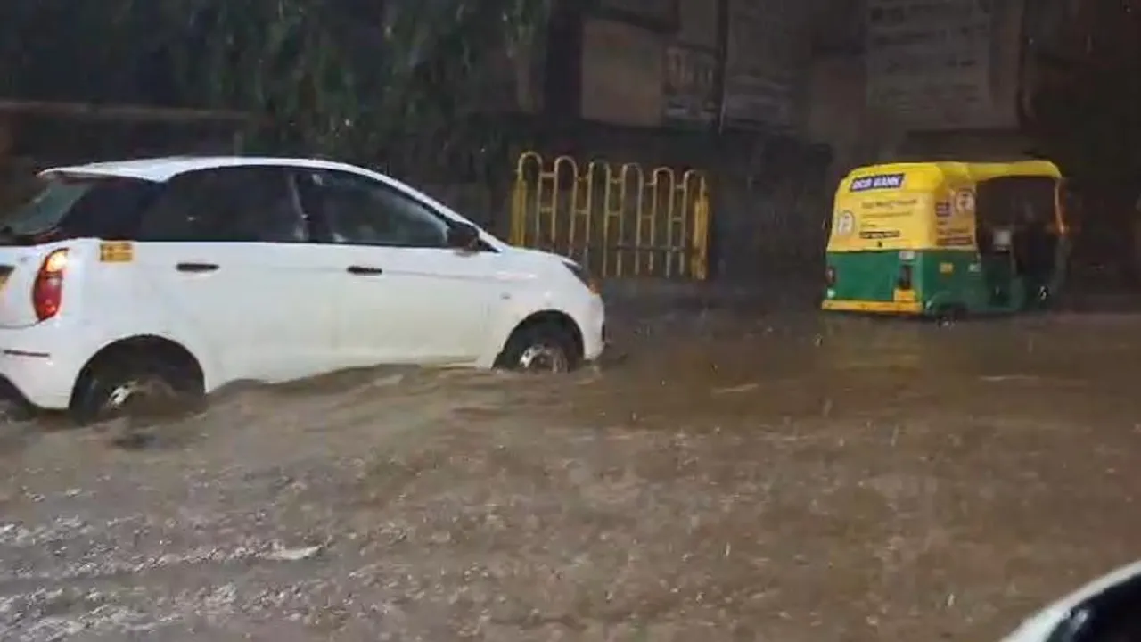 ಬೆಂಗಳೂರು ನಗರದ ಹಲವೆಡೆ ವರುಣನ ಅಬ್ಬರ.. ಗುಡುಗು, ಸಿಡಿಲಿನ ಸಮೇತ ಭಾರೀ ಮಳೆ; ಜನರ ಪರದಾಟ