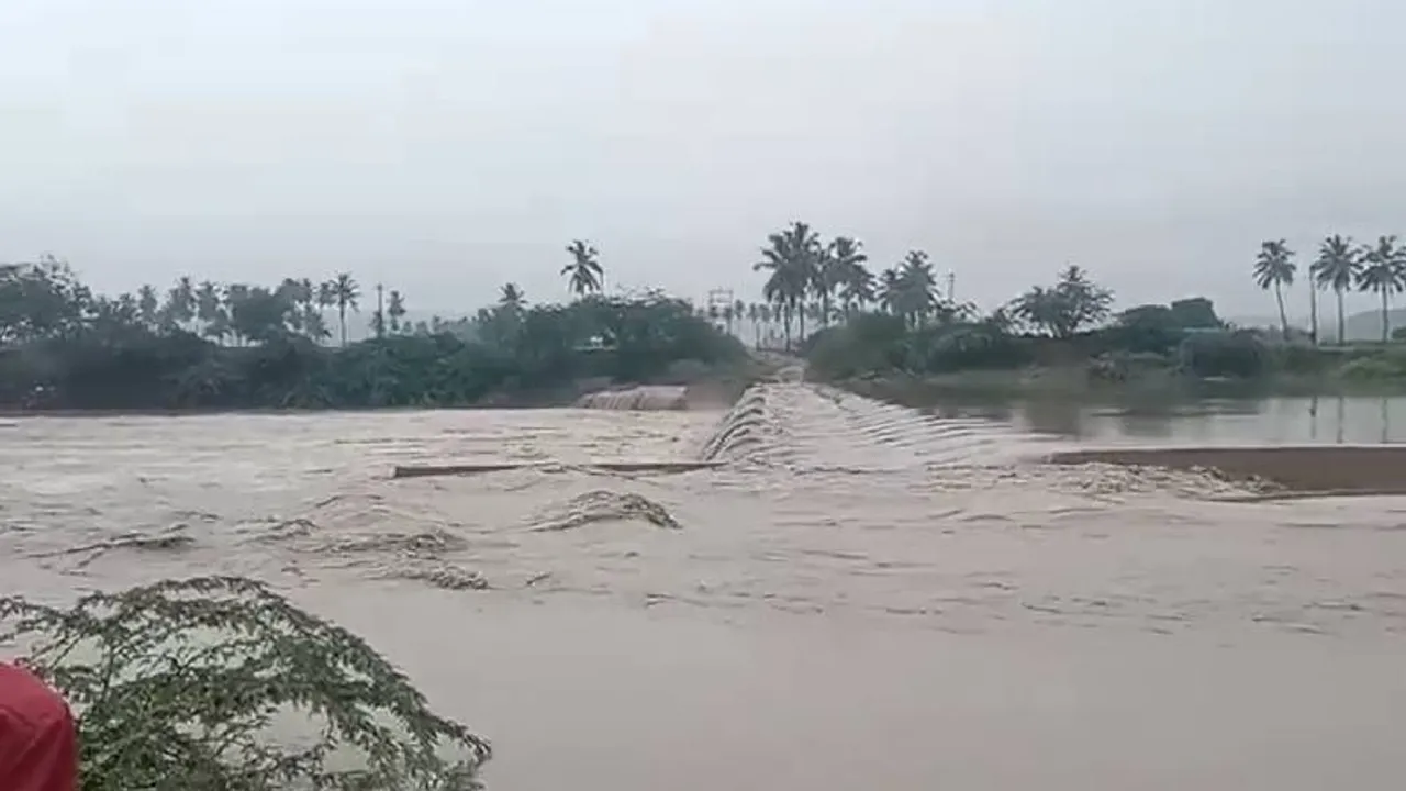 ಬಂದ ಬಂದ ಮಳೆರಾಯ.. ರಸ್ತೆ ಕೆರೆಯಾಯ್ತು, ಬೆಳೆ ನಾಶವಾಯ್ತು.. ಮಳೆಯಿಂದಾದ ಅವಾಂತರ ಒಂದಾ, ಎರಡಾ