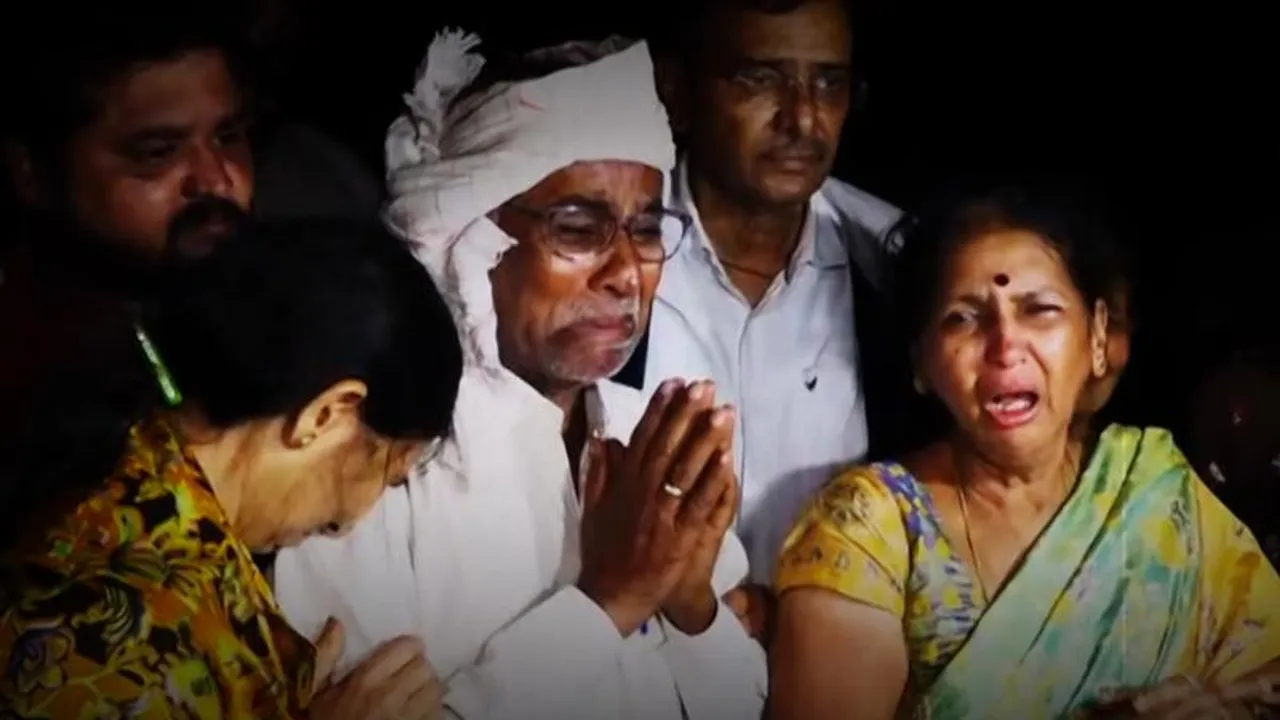 ತೊಟ್ಟಿಲಲ್ಲಿ ಹಾಕಿದ್ದ ಕೈ ಮಣ್ಣಲ್ಲಿಯೂ ಹಾಕ್ತಿದೆ ಎಂದ ಹೆತ್ತ ತಾಯಿ.. ಕರುಳು ಹಿಂಡುವ ಕ್ಷಣಗಳ ಕಂಡು ಕಣ್ಣೀರಿಟ್ಟ ಜನ..