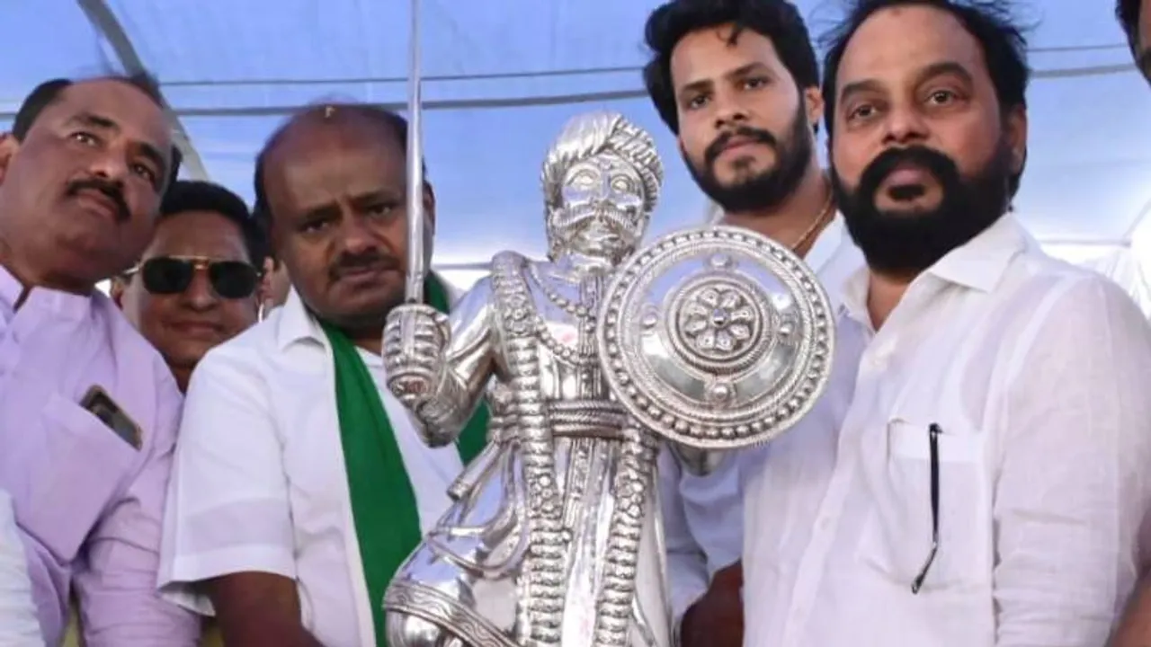 ಕೇಂದ್ರ ಸಚಿವ ಹೆಚ್‌.ಡಿ ಕುಮಾರಸ್ವಾಮಿಗೆ ಕೆಂಪೇಗೌಡರ ಬೆಳ್ಳಿ ಪ್ರತಿಮೆ ನೀಡಿದ ಎಂಎಲ್‌ಸಿ ಟಿ.ಎ.ಶರವಣ