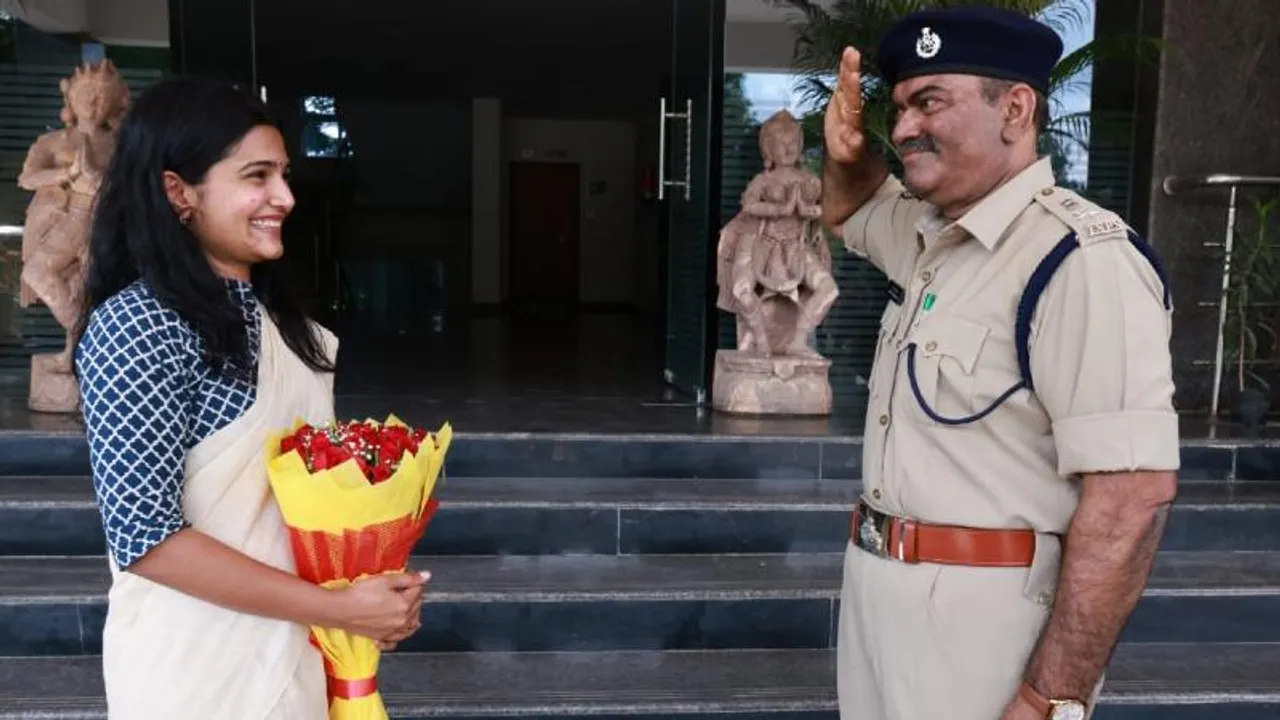 ತಂದೆ ಕರ್ತವ್ಯ ನಿರ್ವಹಿಸ್ತಿದ್ದ ಅಕಾಡೆಮಿಗೆ IAS ಅಧಿಕಾರಿಯಾಗಿ ಬಂದ ಮಗಳು.. ಬಿಗ್ ಸೆಲ್ಯೂಟ್ ಮಾಡಿದ ಅಪ್ಪ