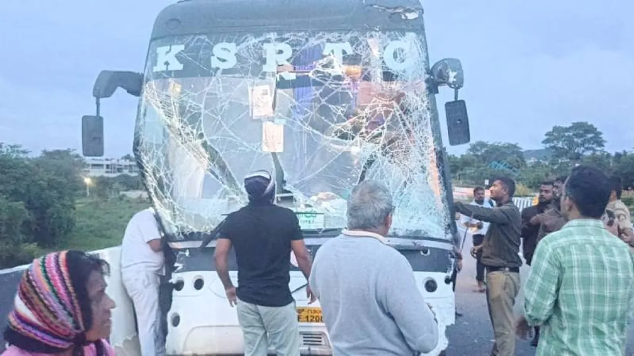 ನಿದ್ದೆ ಮಂಪರಿನಲ್ಲಿ ಚಾಲಕನ ಅನಾಹುತ; ಡಿವೈಡರ್‌ಗೆ ಡಿಕ್ಕಿ‌ ಹೊಡೆದ KSRTC ಅಂಬಾರಿ ಬಸ್; ಏನಾಯ್ತು?