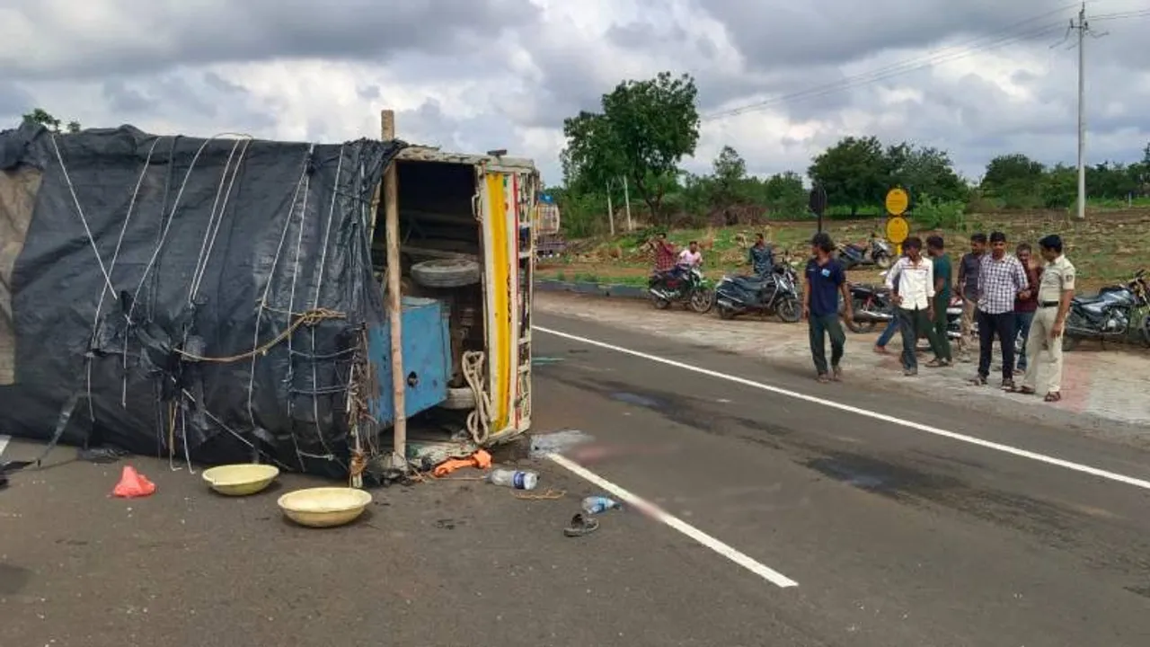 ಓವರ್​ ಟೇಕ್​ ಮಾಡಲು ಹೋಗಿ ಟೆಂಪೋ ಪಲ್ಟಿ.. ಓರ್ವ ಸಾವು, ಮತ್ತೋರ್ವ ಗಂಭೀರ 