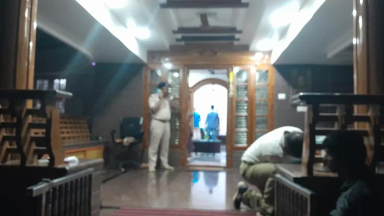 ಹೆಂಡತಿಯನ್ನ ಕಟ್ಟಿ ಹಾಕಿ, ಗಂಡನಿಗೆ ಚೂರಿ ಇರಿತ​.. ಮನೆಯಲ್ಲಿದ್ದ ಹಣ, ಚಿನ್ನಾಭರಣ ದೋಚಿದ ಗ್ಯಾಂಗ್