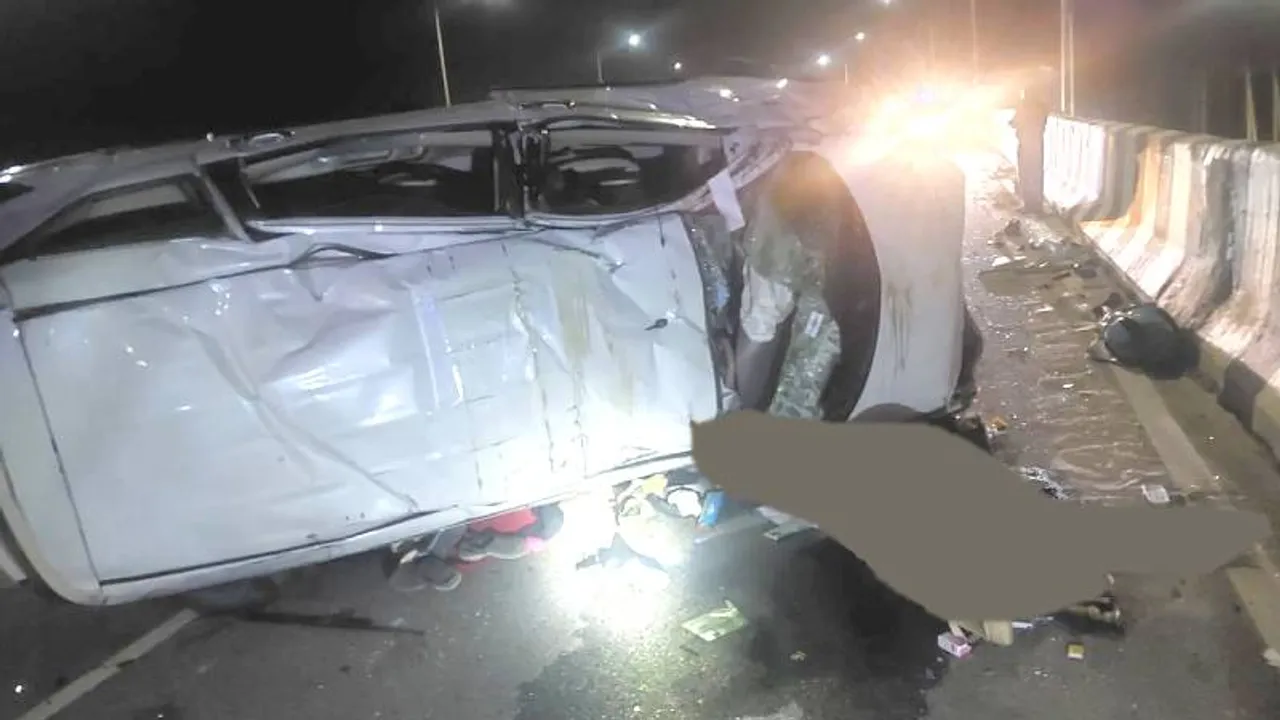 ಹೆದ್ದಾರಿಯಲ್ಲಿ ಡಿವೈಡರ್‌ಗೆ ಕಾರು ಡಿಕ್ಕಿ; ಇಬ್ಬರು ಸಾವು, ಓರ್ವನ ಸ್ಥಿತಿ ಗಂಭೀರ