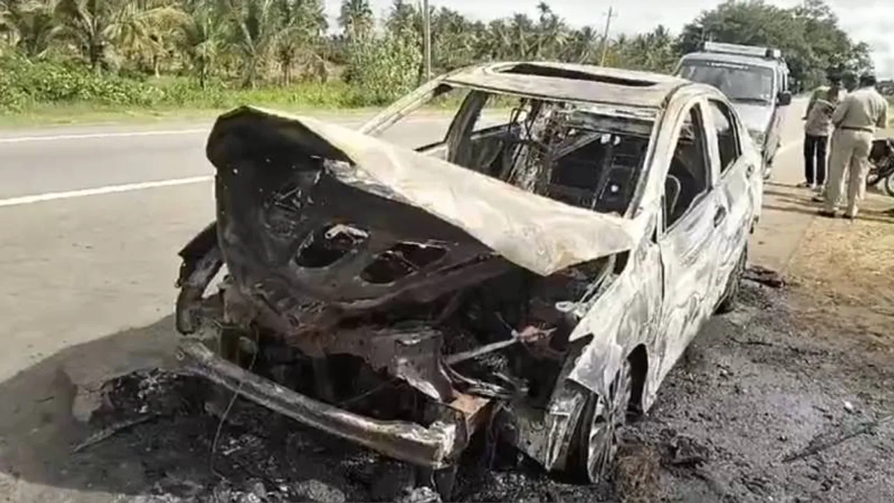ಶಾರ್ಟ್ ಸರ್ಕ್ಯೂಟ್​​​ಗೆ ರಸ್ತೆ ಮಧ್ಯೆಯೇ ಹೊತ್ತಿ ಉರಿದ ಕಾರು.. ನಾಲ್ವರು ಪ್ರಯಾಣಿಕರು ಬಚಾವ್​ ಆಗಿದ್ದೇ ರೋಚಕ