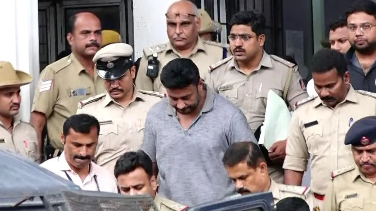 ಪರಪ್ಪನ ಅಗ್ರಹಾರದಿಂದ ಬಳ್ಳಾರಿ ಜೈಲಿಗೆ ಶಿಫ್ಟ್​; ದರ್ಶನ್ ಬರೋ ಸುದ್ದಿ ತಿಳಿದು ಕೈದಿಗಳು ಖುಷ್.. ಯಾಕಿರಬಹುದು?