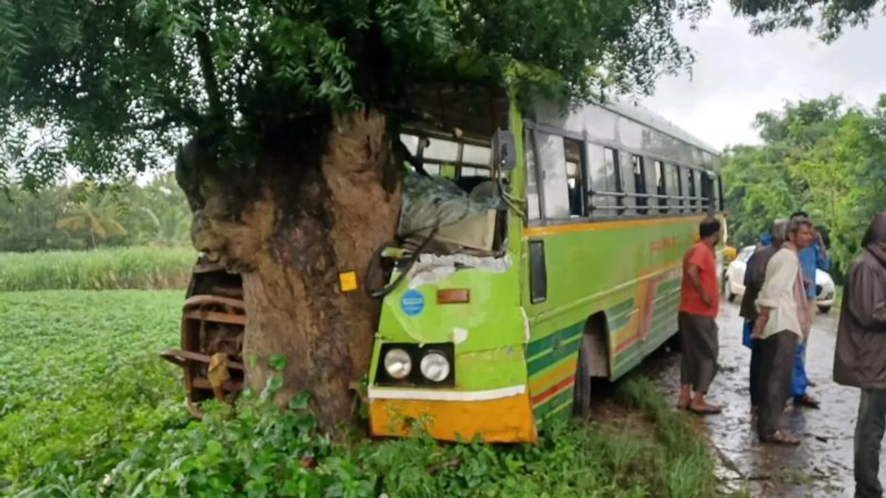 ಮರಕ್ಕೆ ಗುದ್ದಿದ ಸರ್ಕಾರಿ ಬಸ್.. ಡ್ರೈವರ್​ನ 2 ಕಾಲು ಕಟ್​, ನಾಲ್ವರ ಸ್ಥಿತಿ ಚಿಂತಾಜನಕ