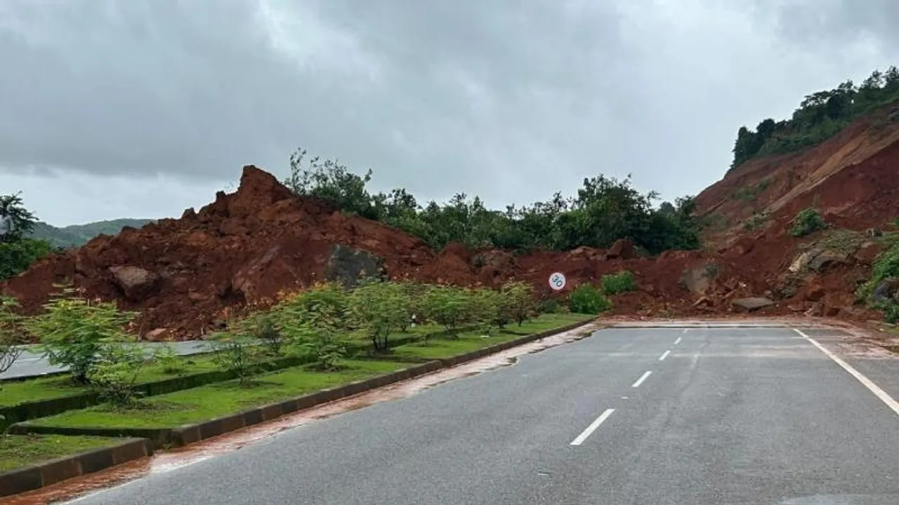 ಭಾರೀ ಅನಾಹುತ.. ಅಂಕೋಲದಲ್ಲಿ ಒಂದೇ ಕುಟುಂಬದ ಐವರು ಗುಡ್ಡ ಕುಸಿತದಲ್ಲಿ ಸಿಲುಕಿರುವ ಶಂಕೆ..