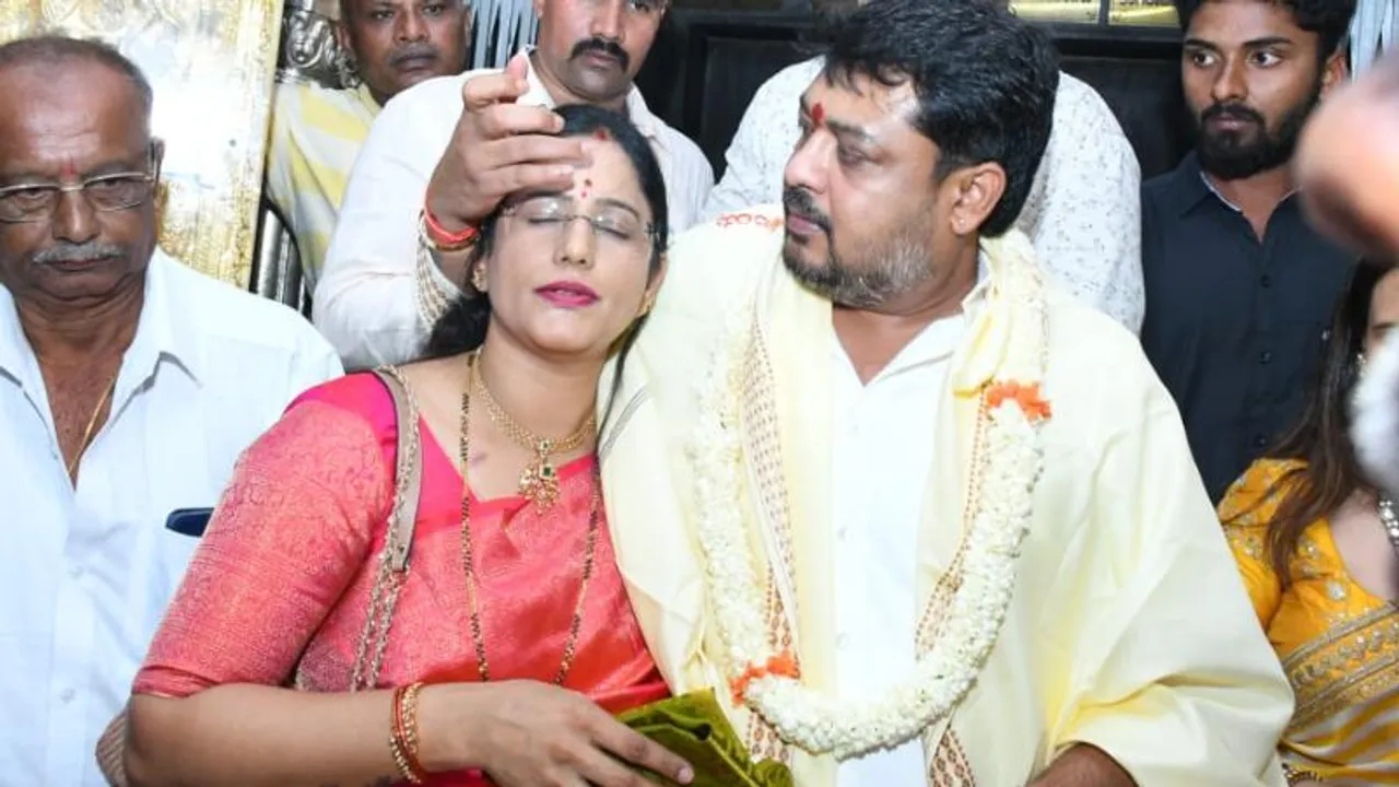 ಸರ್ಕಾರಿ ಮಹಿಳಾ ಅಧಿಕಾರಿ ಹಣೆಗೆ ಕುಂಕುಮ ಇಟ್ಟ ಸುನೀಲ್ ಬೋಸ್​.. ಸಂಸದನ ನಡೆ ಬಗ್ಗೆ ಭಾರೀ ಚರ್ಚೆ..!