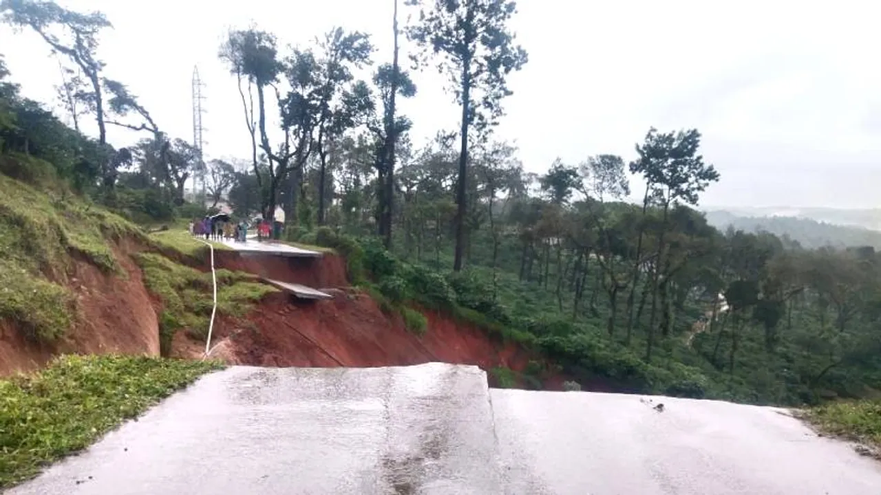 ಸಕಲೇಶಪುರದಲ್ಲಿ ಭಾರೀ ಭೂ ಕುಸಿತ.. ಕೊಚ್ಚಿ ಹೋದ ರಸ್ತೆ, ಹತ್ತಾರು ಗ್ರಾಮಗಳ ಸಂಪರ್ಕ ಕಡಿತ